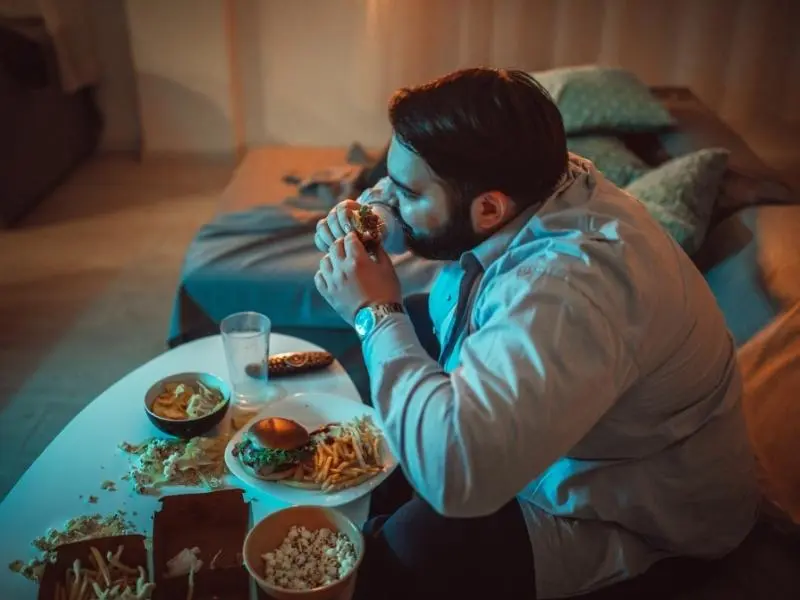 Apakah Konsumsi Junk Food saat Sahur Bisa Mengganggu Pencernaan?
