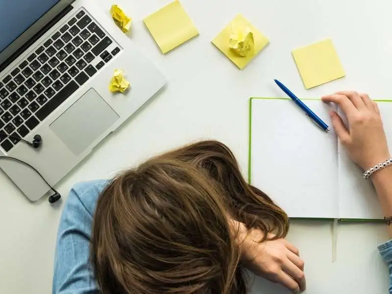 Terus Sibuk Tanpa Henti Bisa Bikin Kamu Burnout, Ketahui Gejalanya